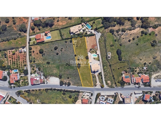Land with 3374m2 with excellent access in the center of Almancil