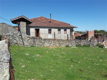 À venda: Casa de pedra semi-isolada muito grande na Galícia, Espanha