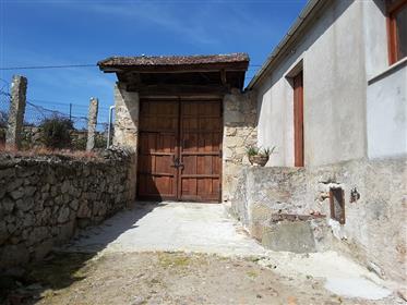 Продава: Много голяма полу-самостоятелна каменна къща в Галисия, Испания