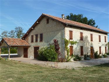 Beautifully restored farm house, pool, 4-5 bed