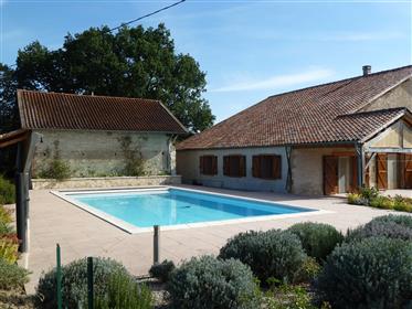 Beautifully restored farm house, pool, 4-5 bed
