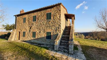 Toscana, casale antico in pietra in posizione panoramica