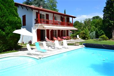 Baskické Vila s bazénem v idylické vesnici poblíž Biarritz