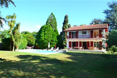 Villa basque avec piscine dans un village idyllique près de Biarritz