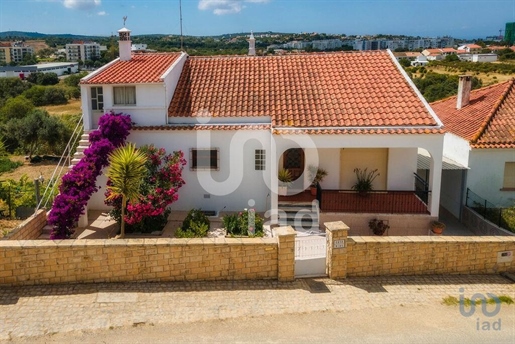 Home / Villa met 4 Kamers in Faro met 261,00 m²