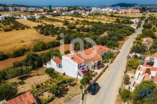 Home / Villa with 4 Rooms in Faro with 261,00 m²