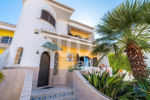 Home / Villa with 4 Rooms in Faro with 266,00 m²