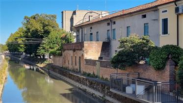 בית היסטורי גדול במרכז העיר העתיקה במרחק 90 ק"מ מוונציה  