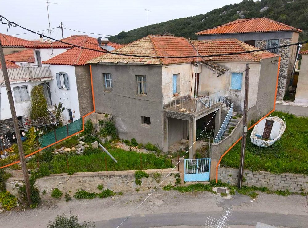 2379 – Ancien logement au centre du village de Kynios