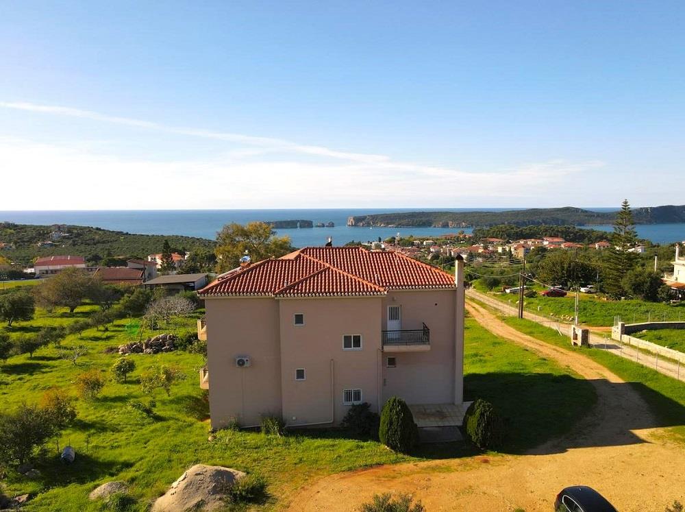 Immeuble d'appartements avec vue sur mer de 2310 pieds carrés dans la banlieue de Pylos