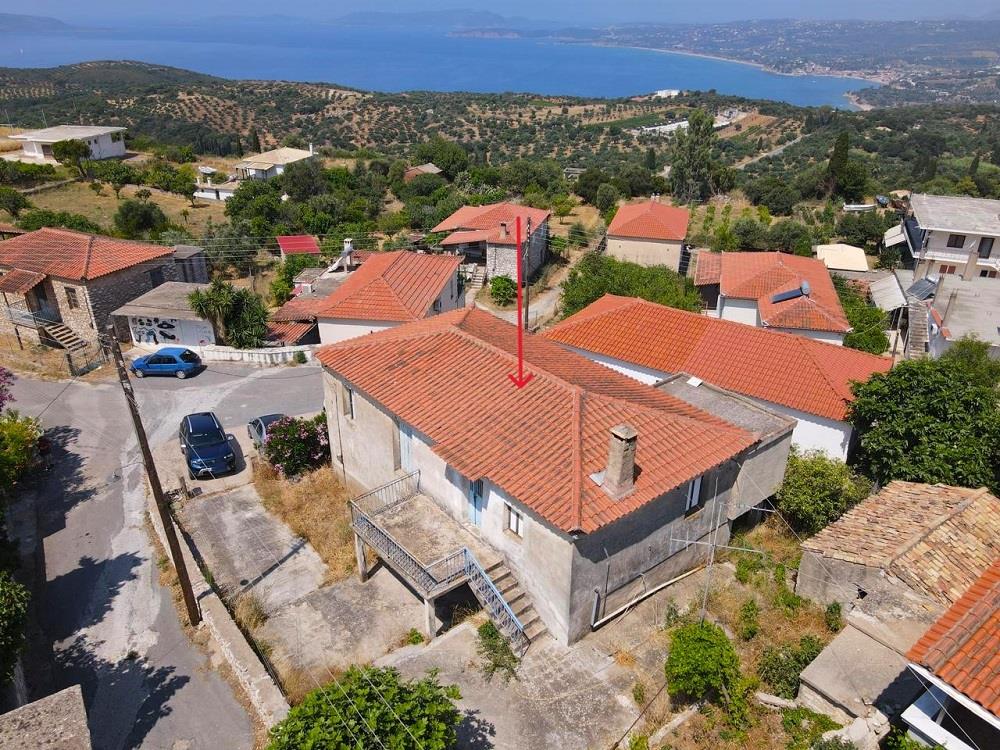 2343 – Oud vrijstaand stenen huis in het dorp Akritochori