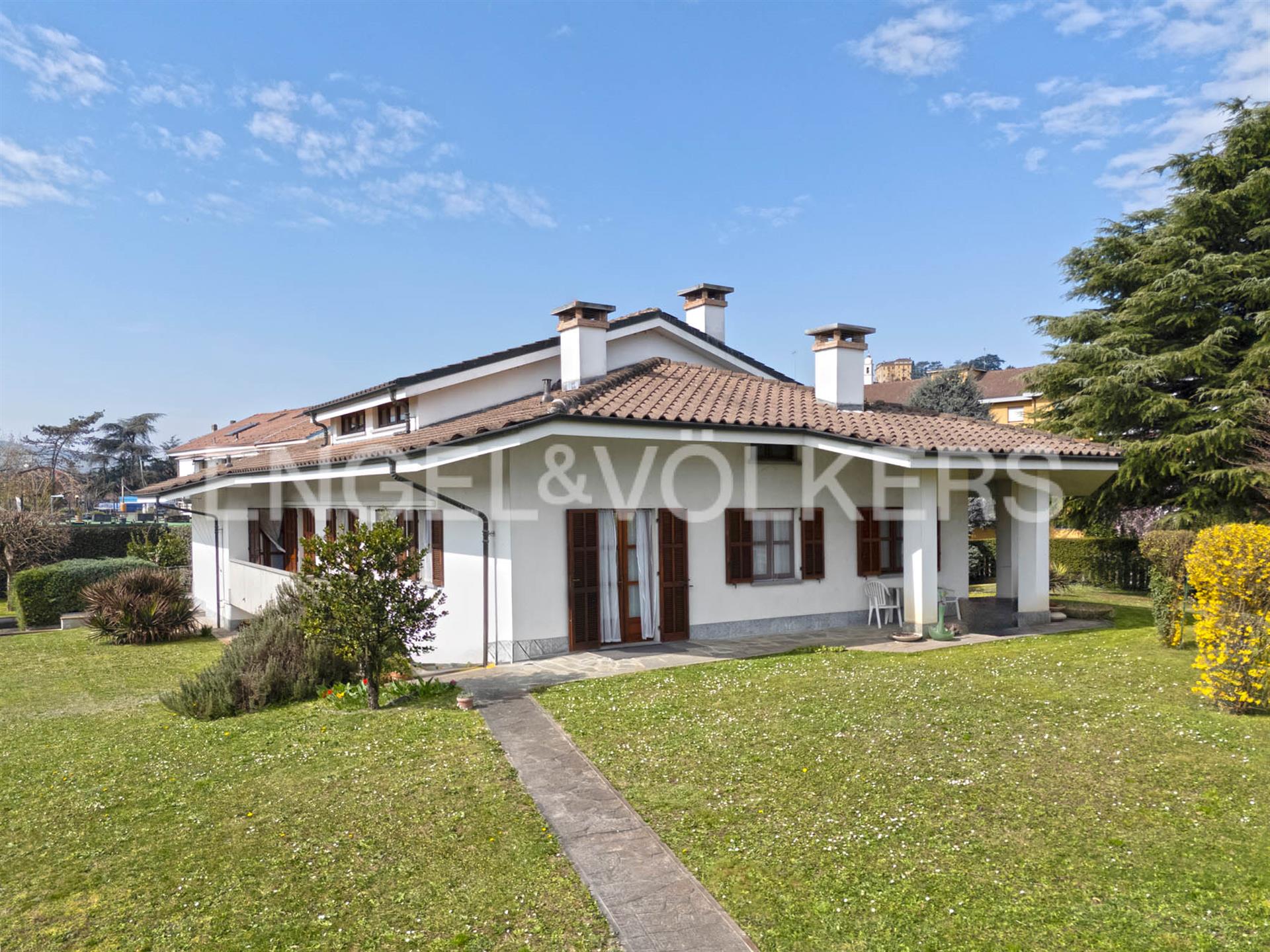 Independent villa with garden near the city centre