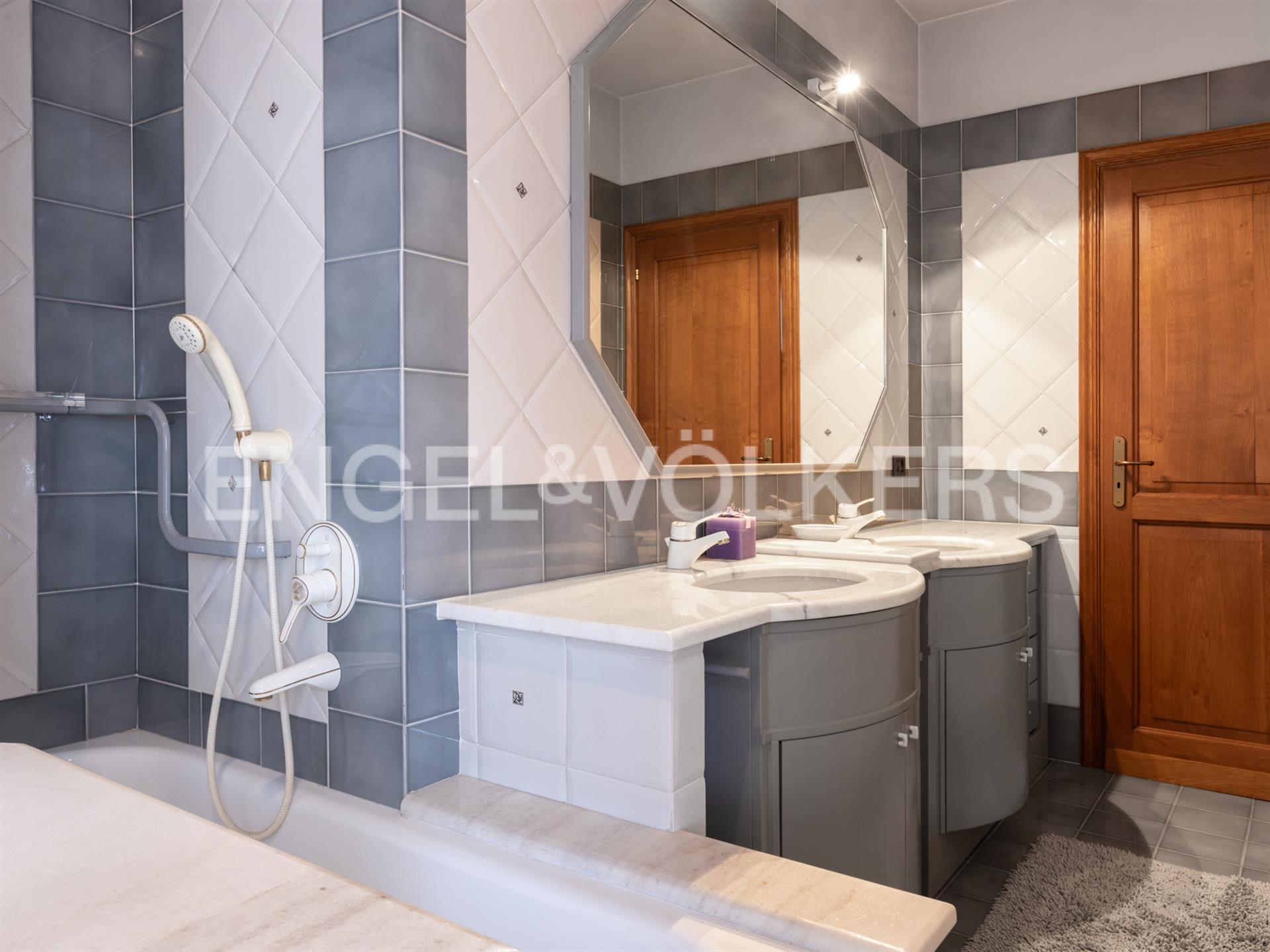 Independent villa with garden near the city centre