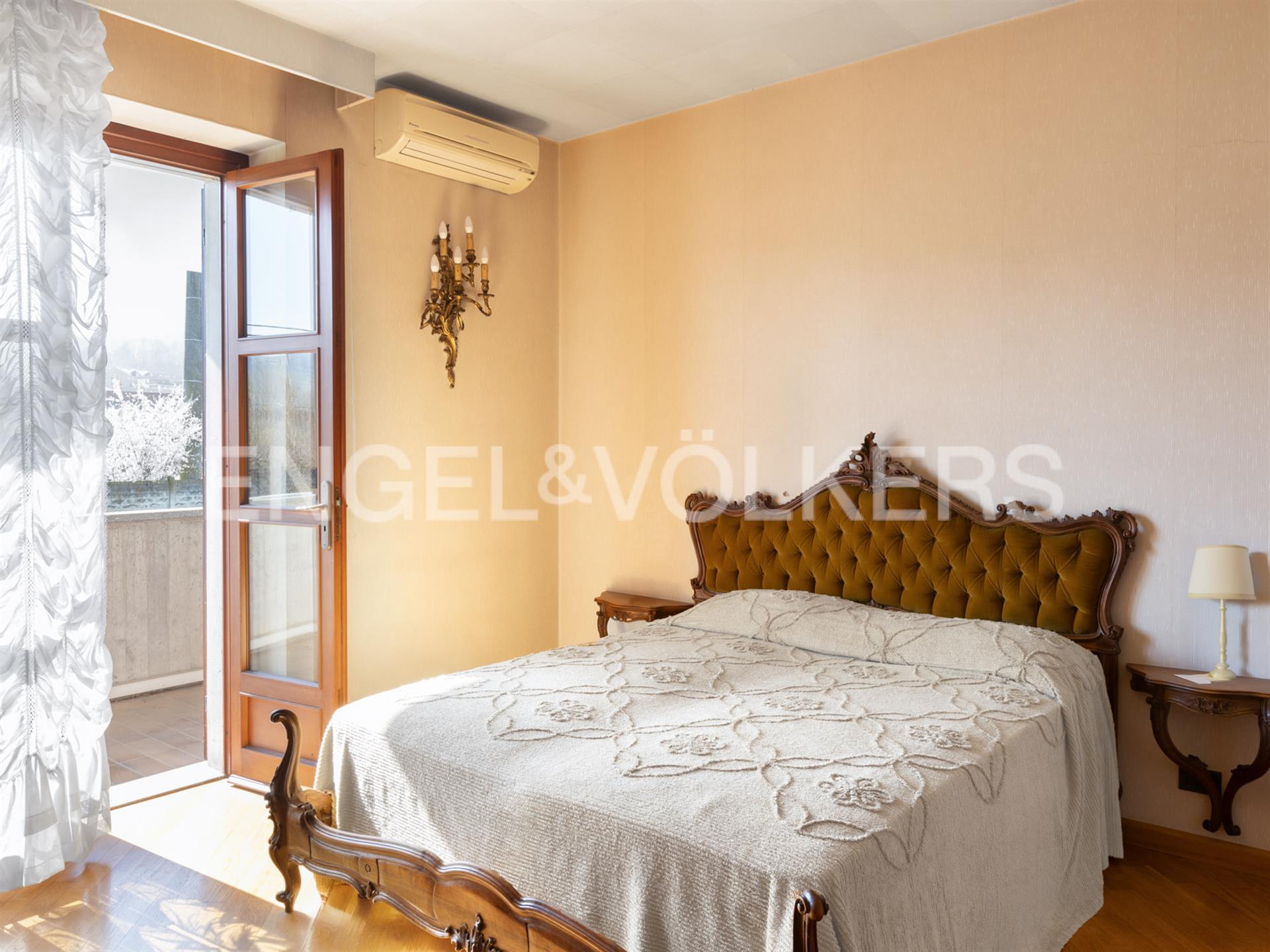 Independent villa with garden near the city centre