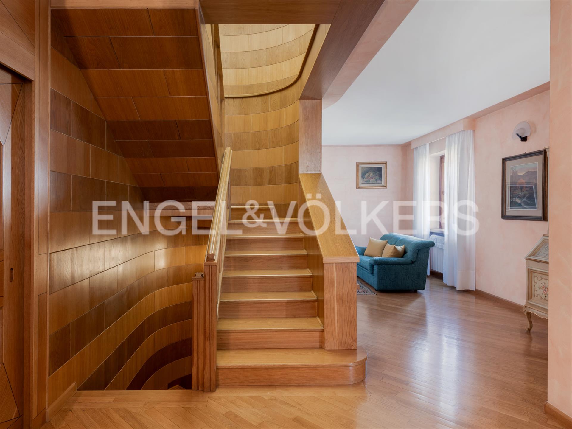 Independent villa with garden near the city centre