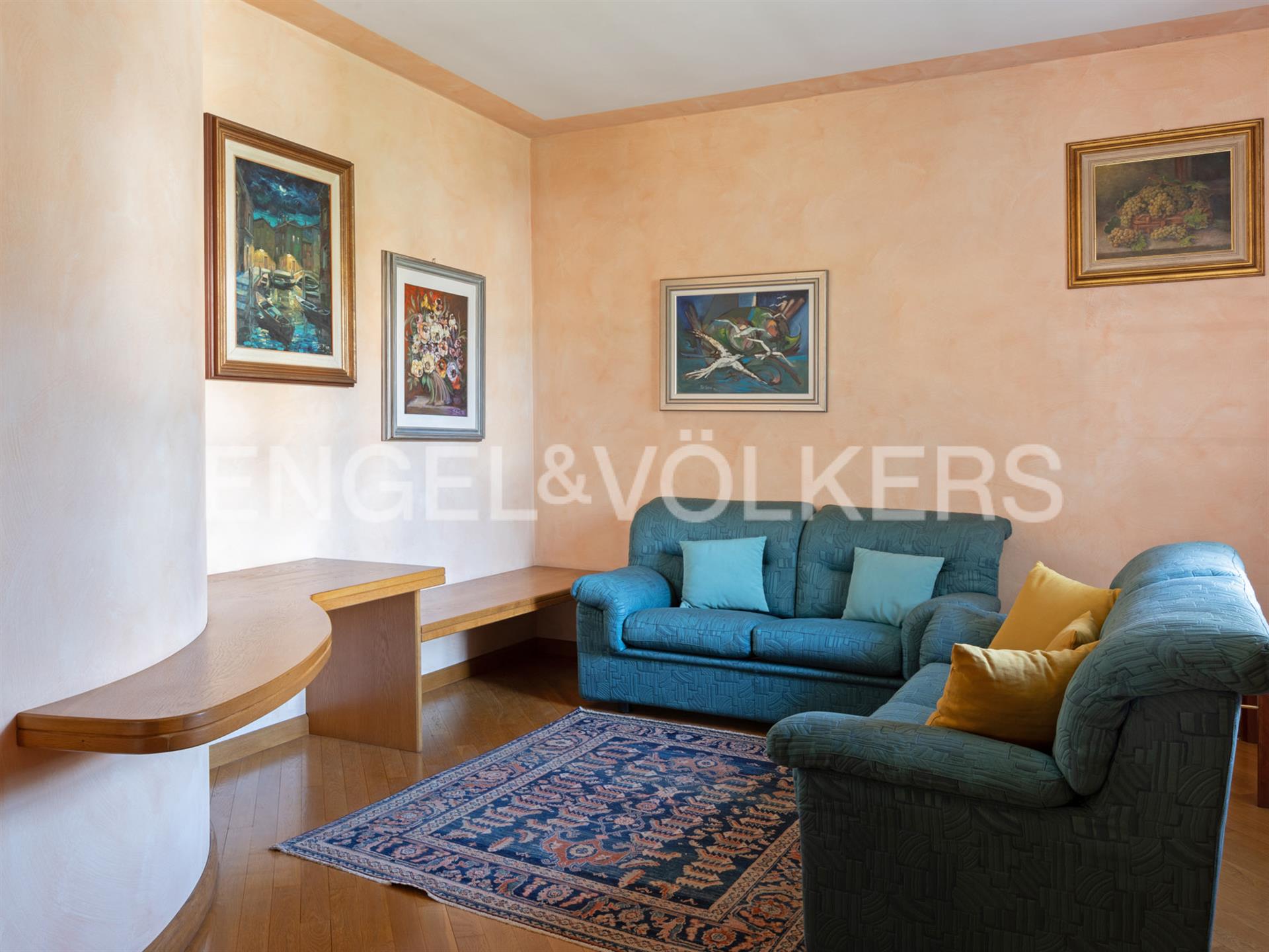 Independent villa with garden near the city centre