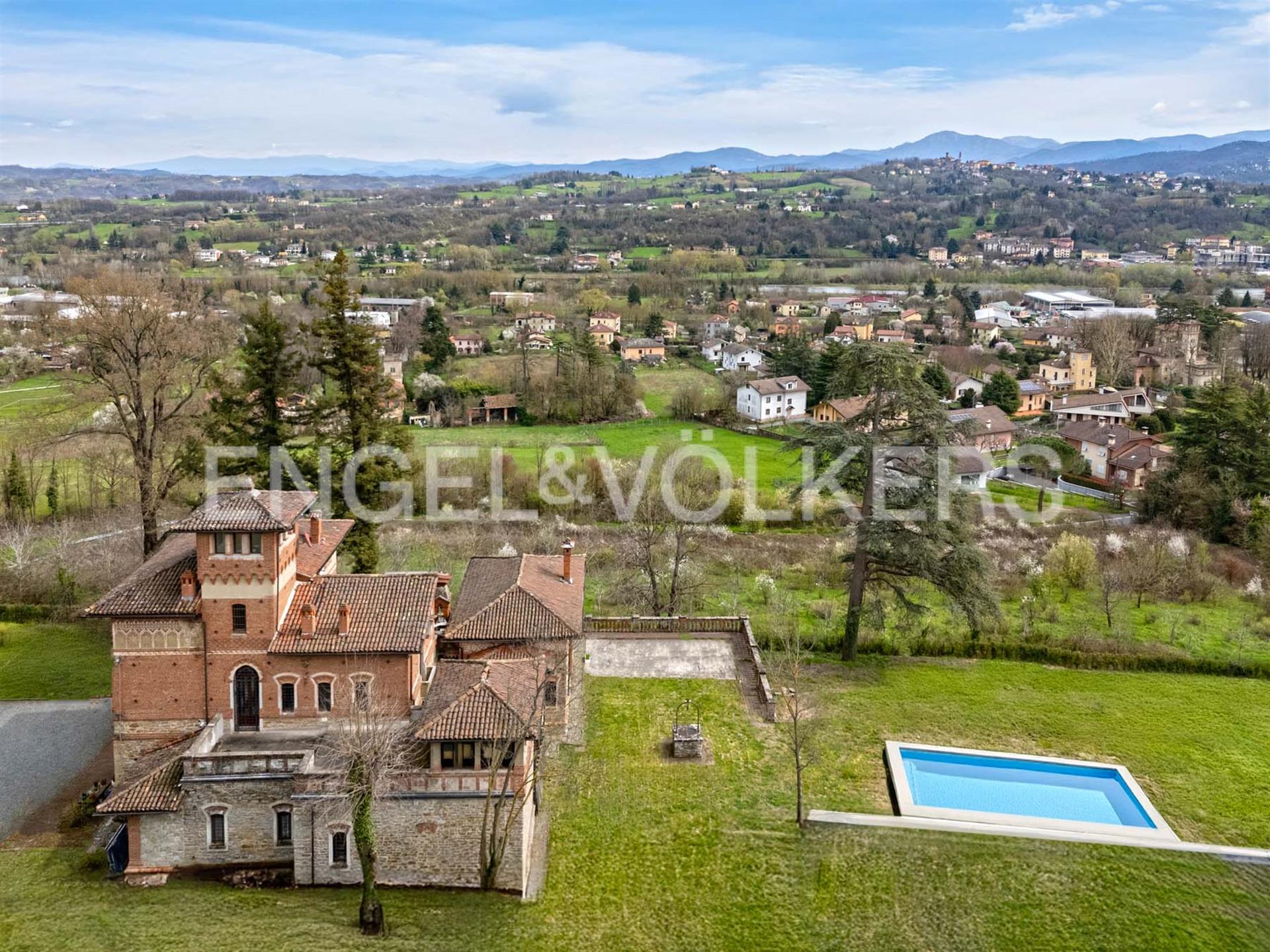 Majestic historic villa in a dominant position