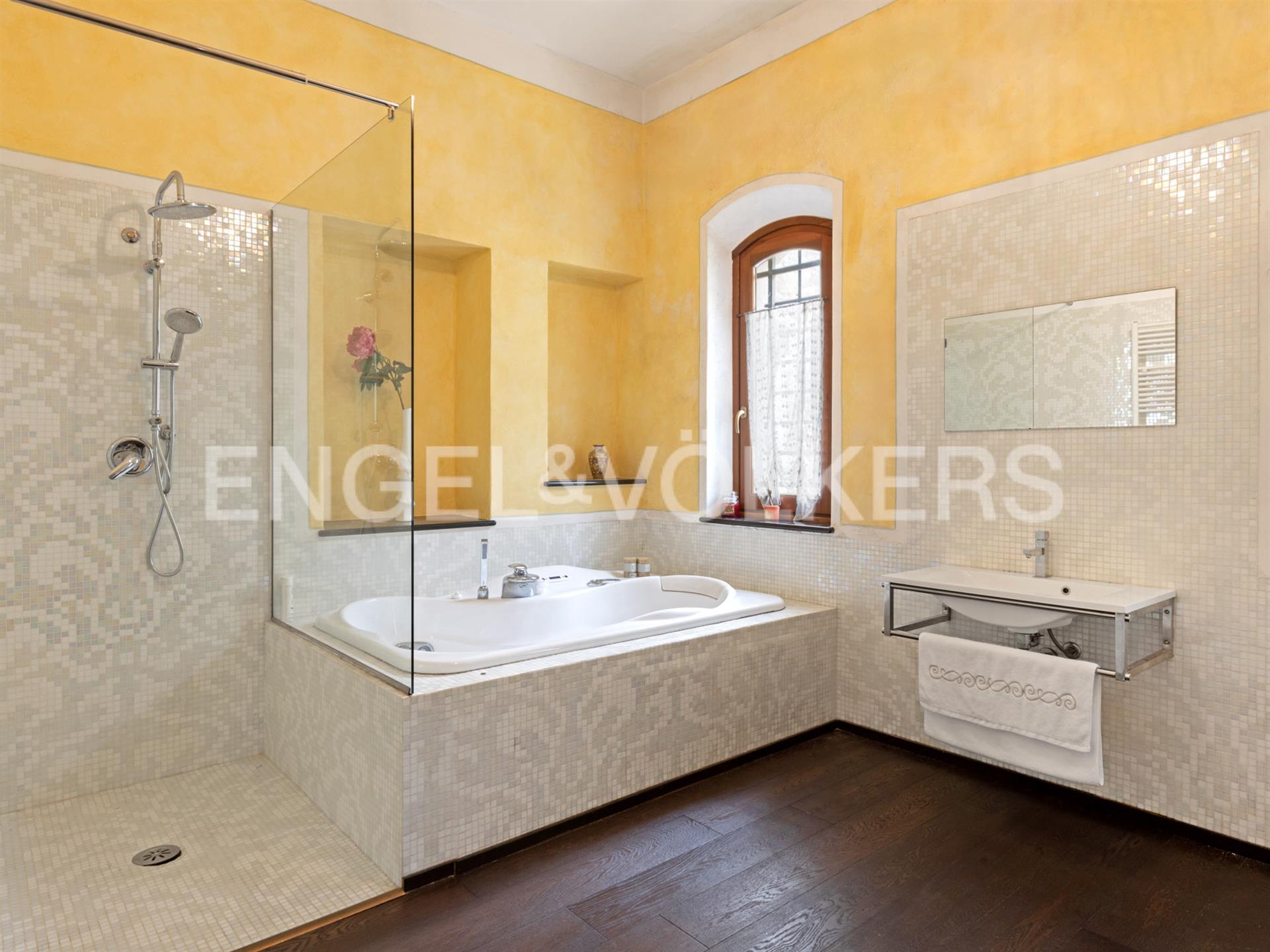 Majestic historic villa in a dominant position