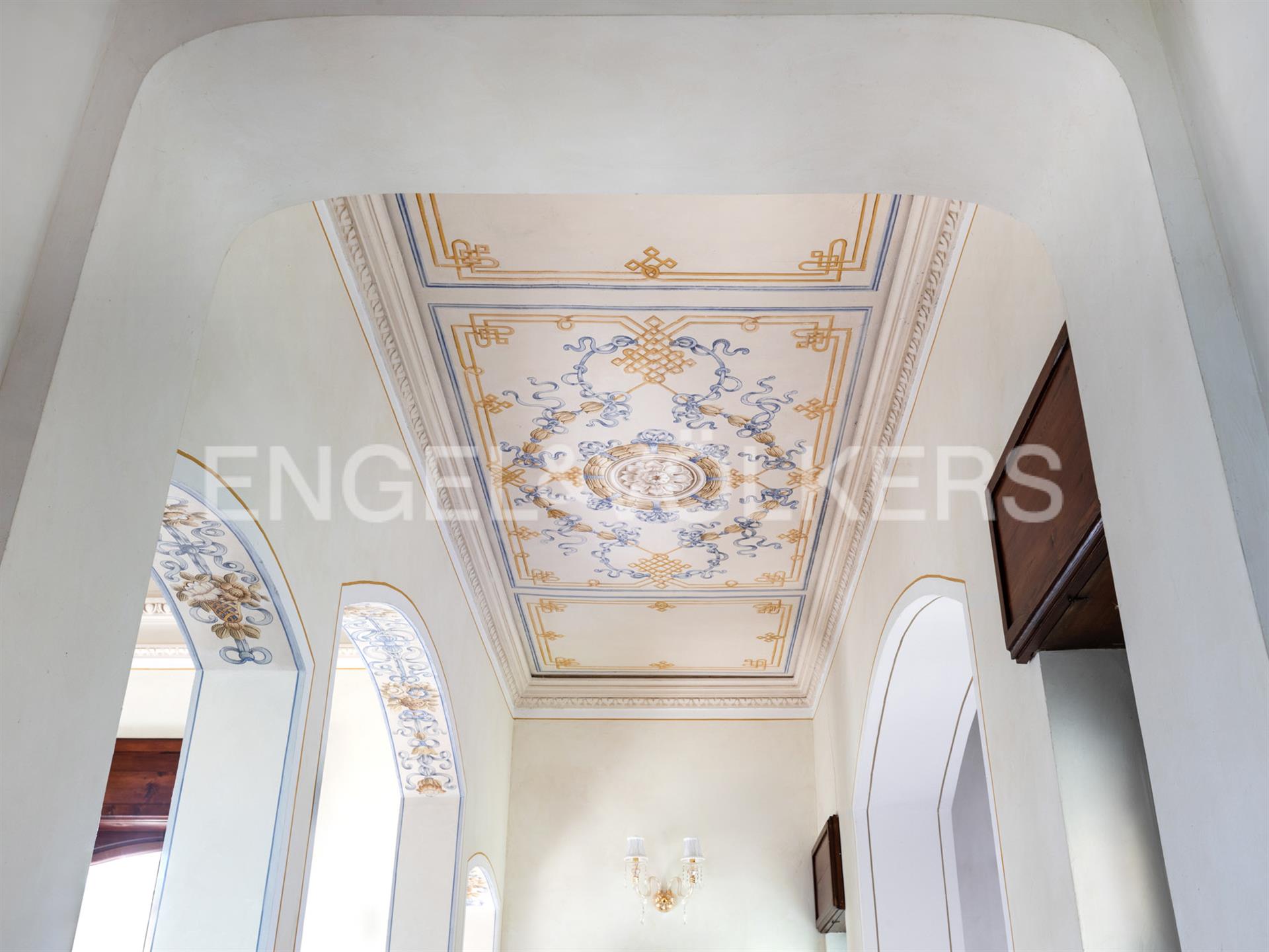 Majestic historic villa in a dominant position