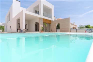 New Villa 4 Bedrooms and Swimming Pool 