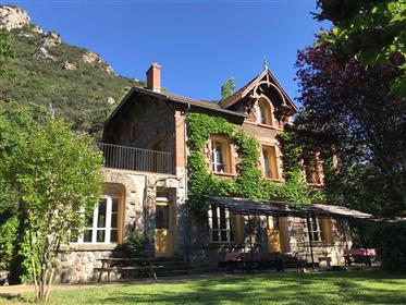 Groot huis met zwembad in de Pyreneeën Oriental