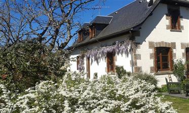 Красивый загородный дом для продажи в Лимузен