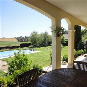 Magnifica Villa moderna con piscina nella splendida campagna
