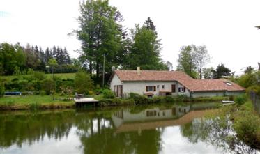 Huis aan het meer