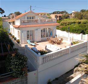 À beira-mar Villa com casa de hóspedes renovado Riviera francesa