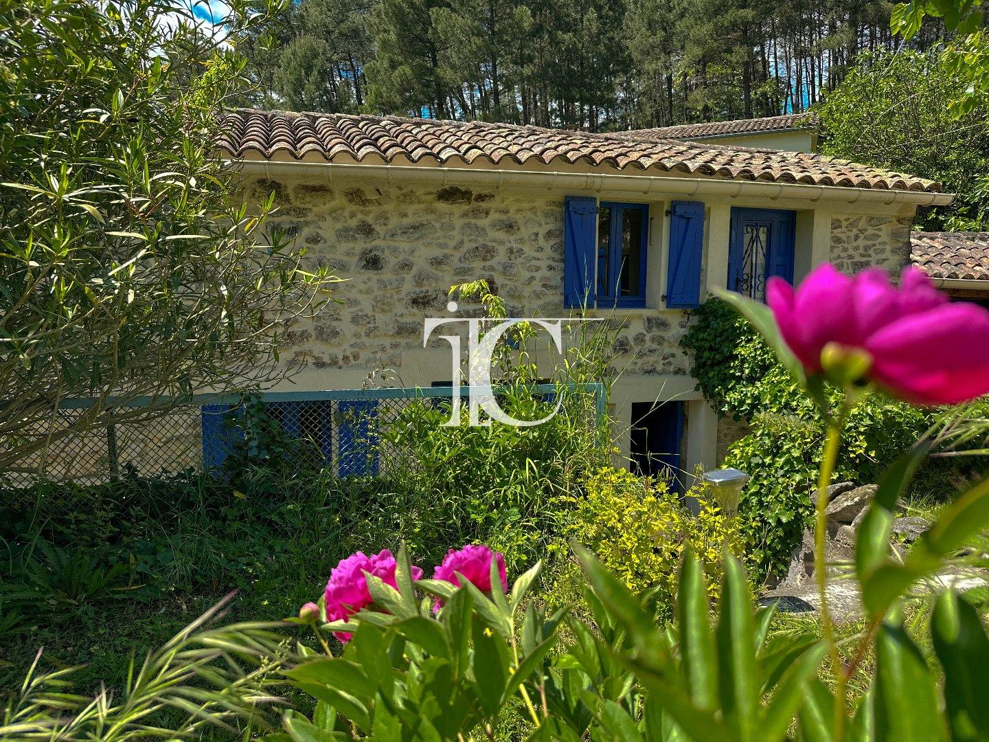 Charming property with two buildings and a garden with trees 