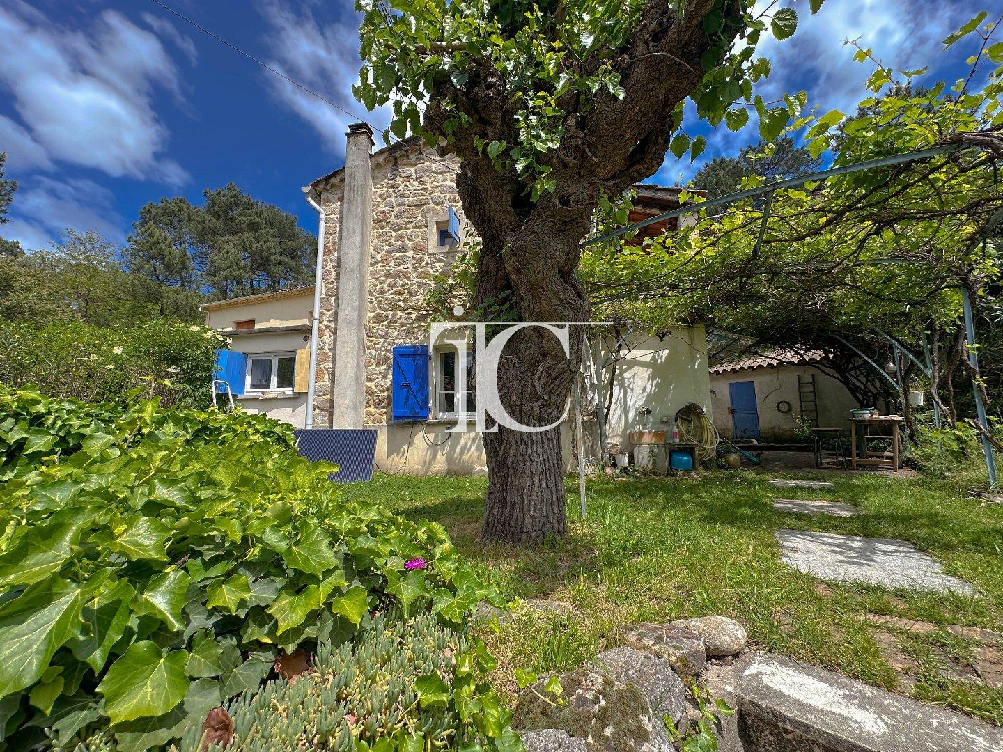 Charming property with two buildings and a garden with trees 