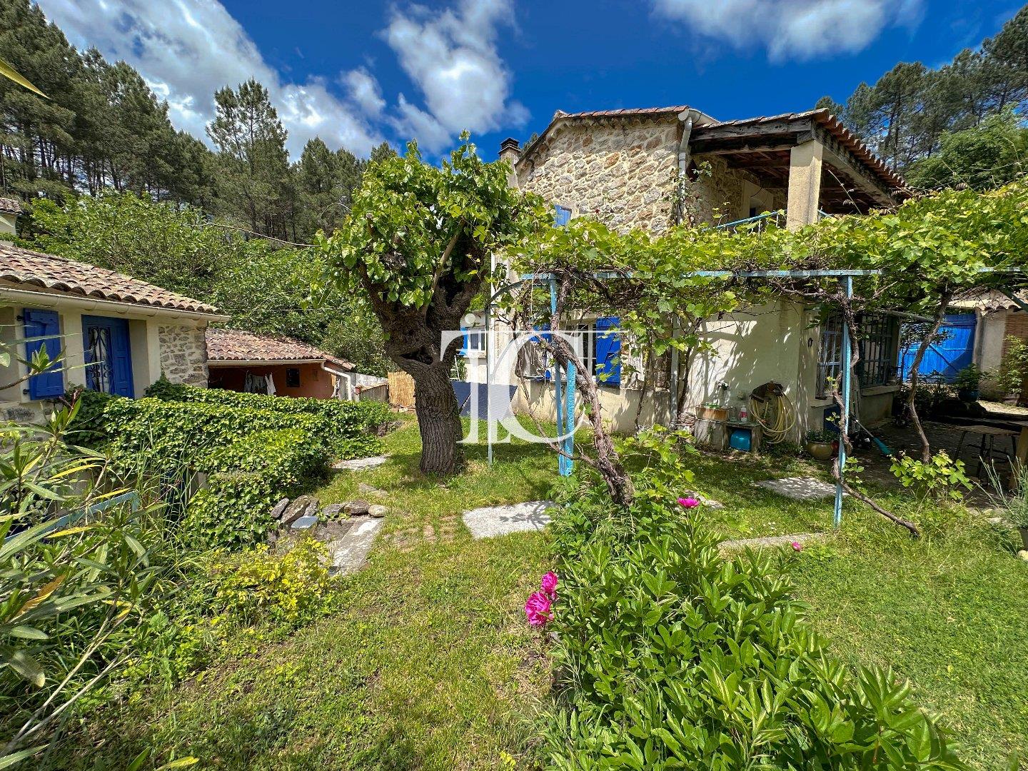 Charming property with two buildings and a garden with trees 