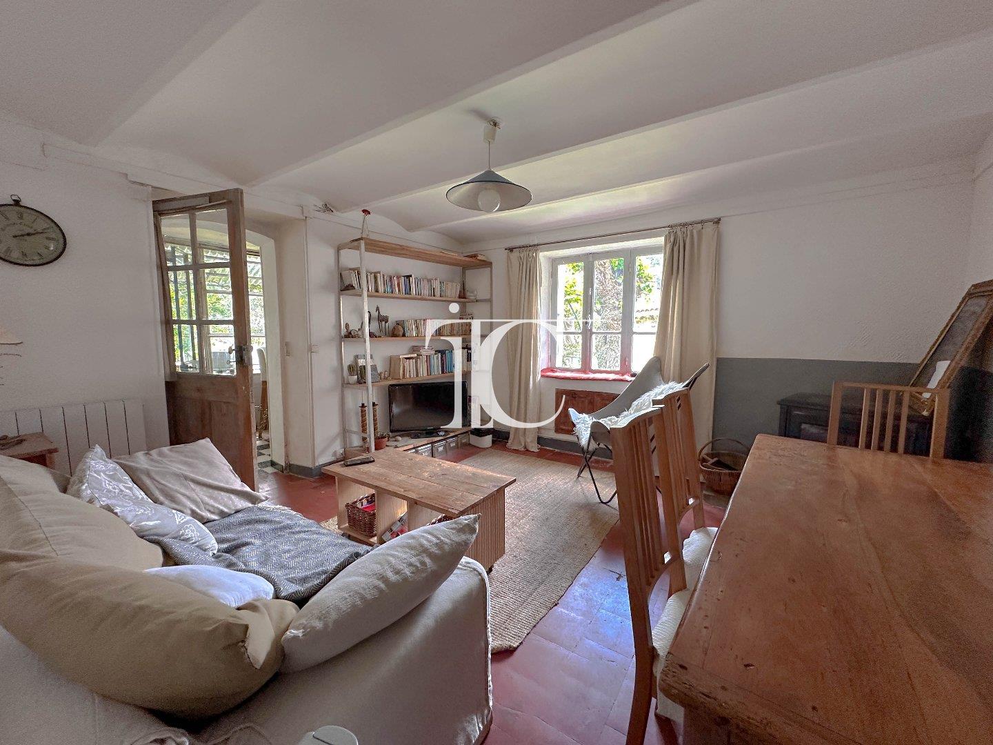Charming property with two buildings and a garden with trees 