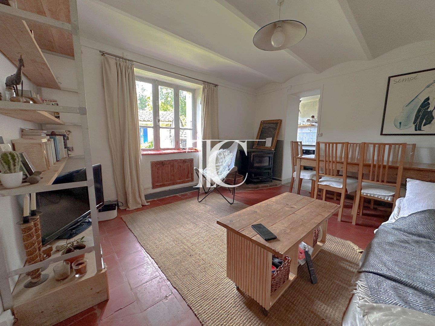 Charming property with two buildings and a garden with trees 