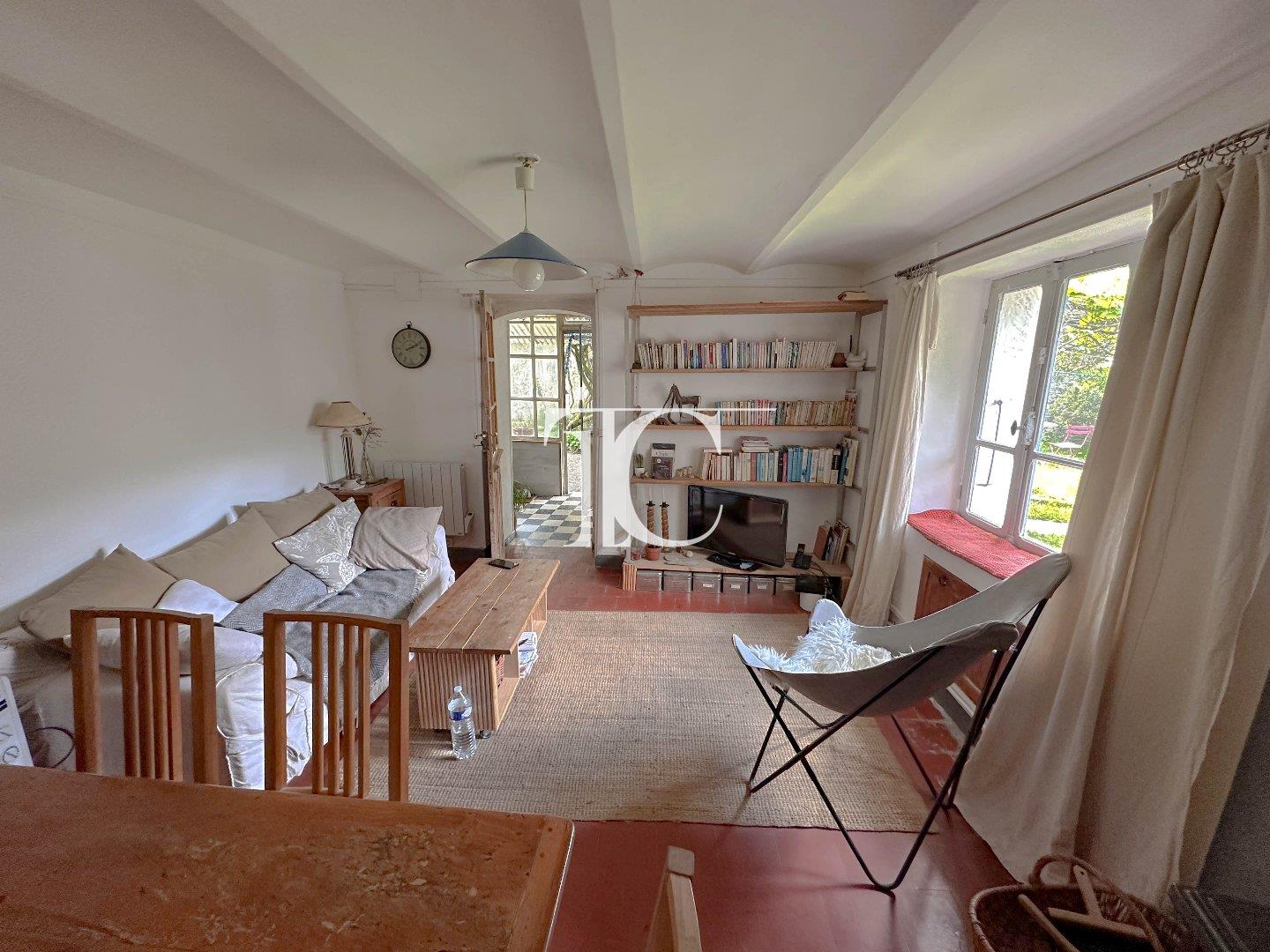 Charming property with two buildings and a garden with trees 