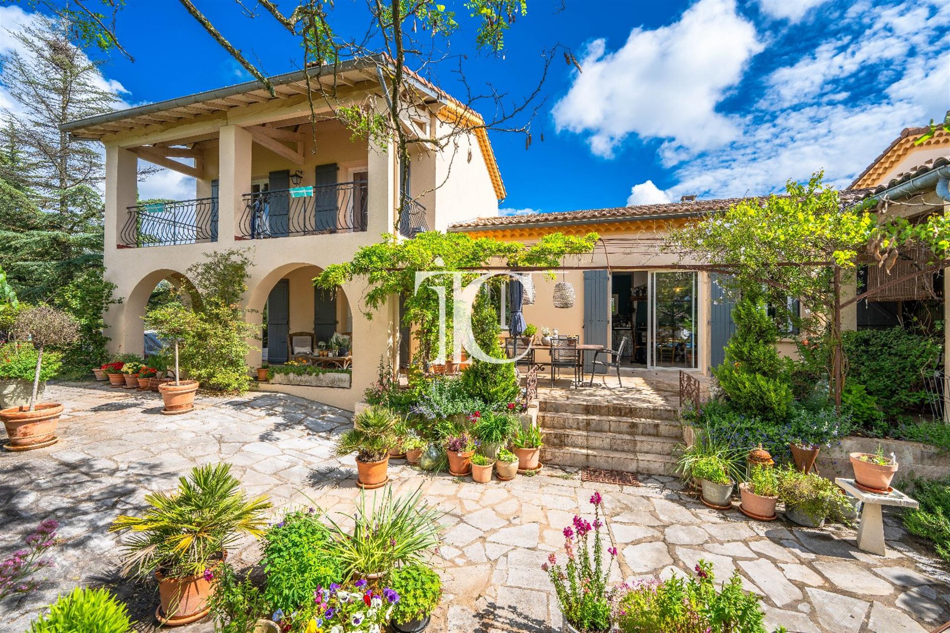 Dom 159M² Obytný priestor 4730M² Pozemok 2 Byty 4 spálne