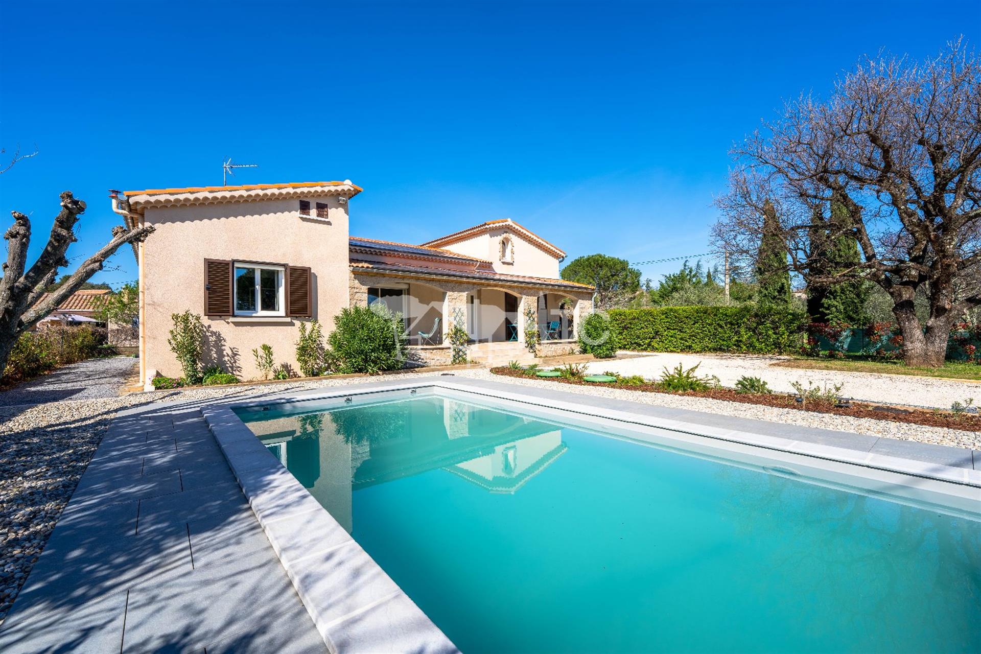 Gerenoveerde villa Les Vans van 126 m² - 1000m² bebost terrein, zwembad, garage