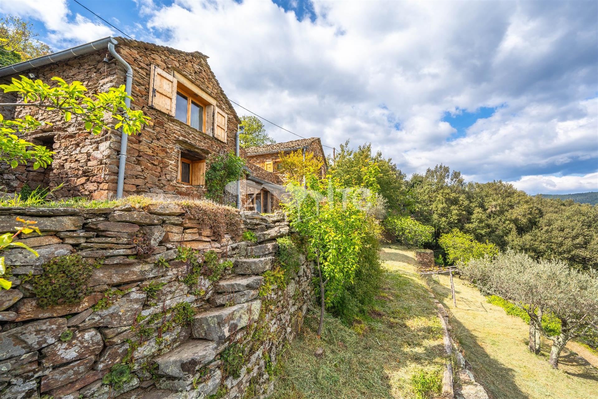 Charming 18Th-Century Independent Clède On 3,279M² Of Land