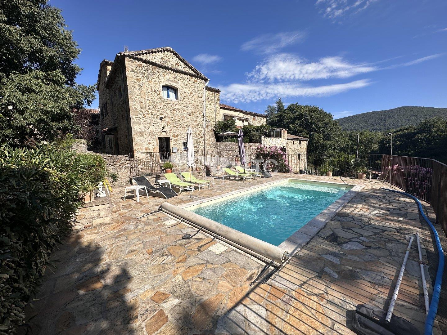 Character farmhouse with swimming pool and gîte 