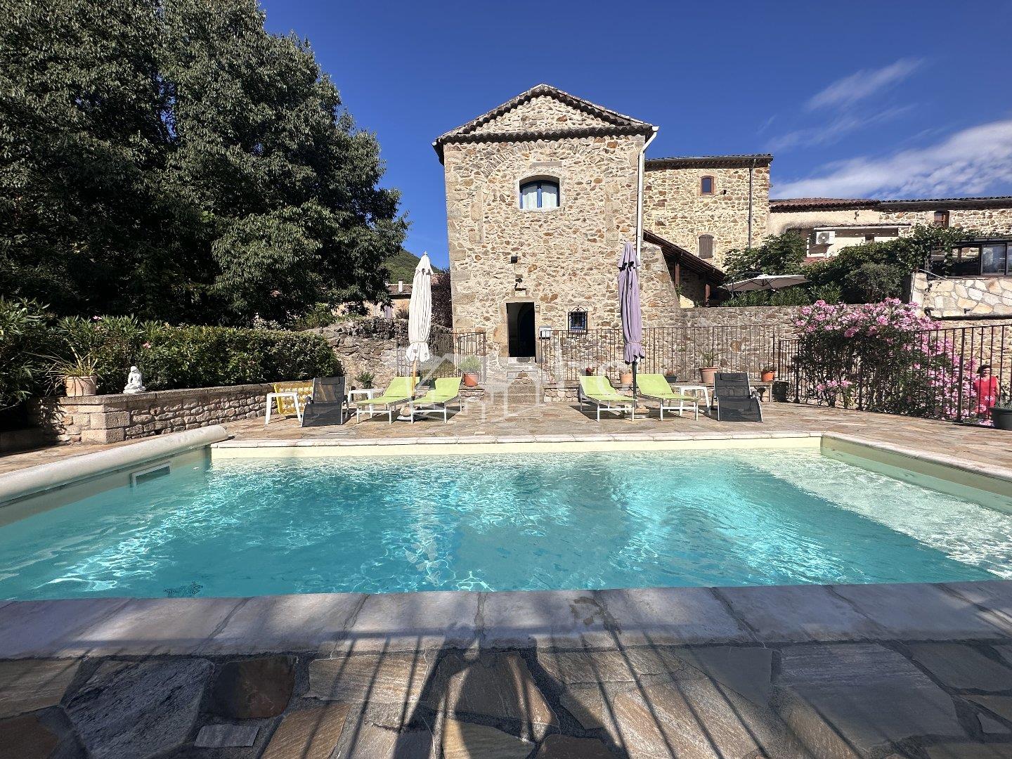 Character farmhouse with swimming pool and gîte 