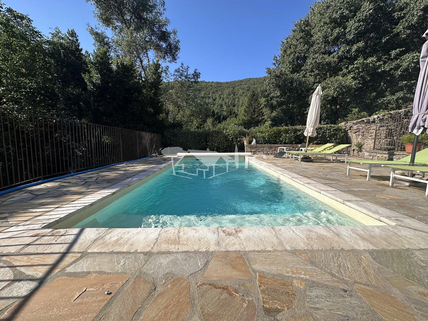 Character farmhouse with swimming pool and gîte 
