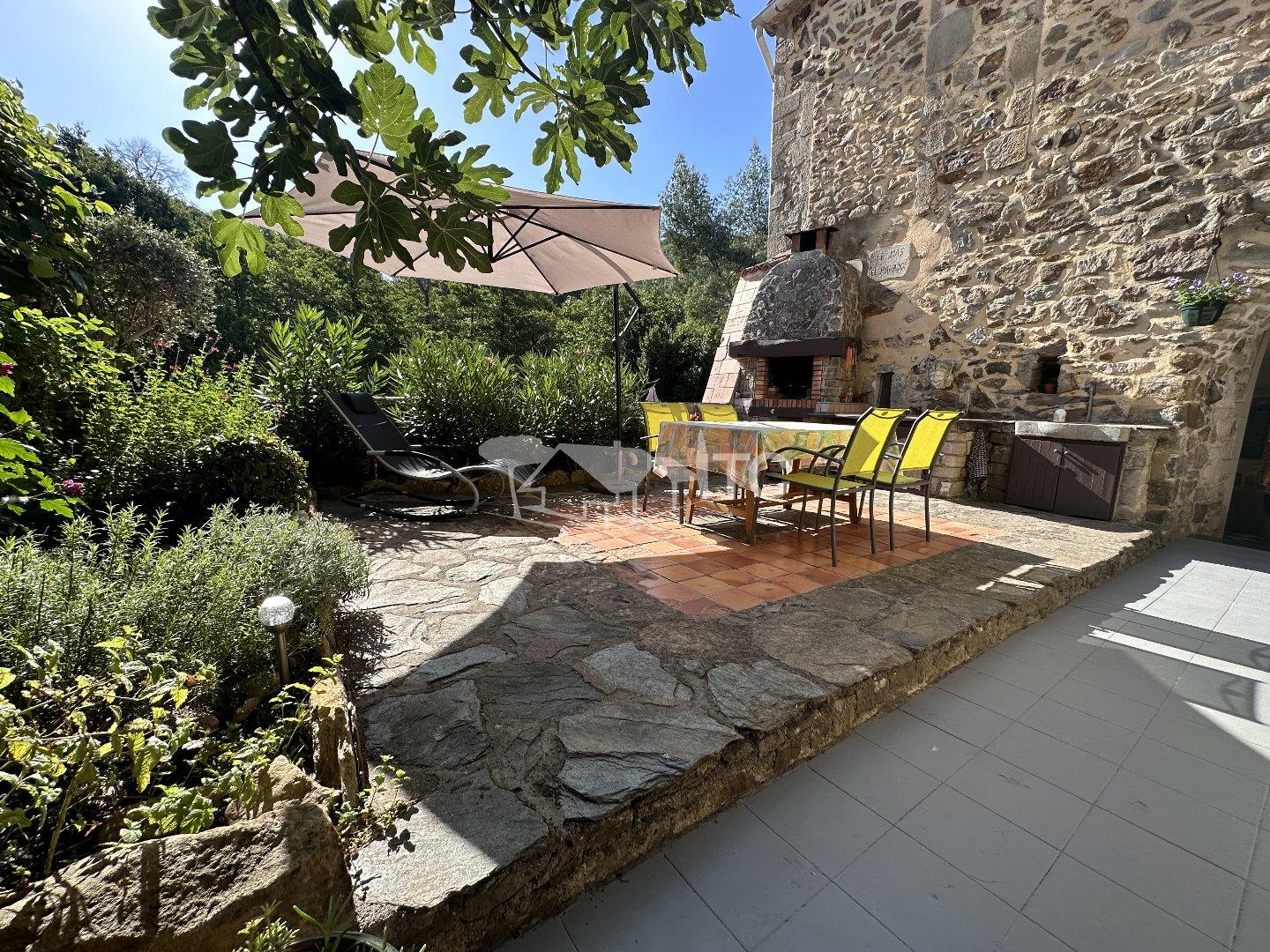 Character farmhouse with swimming pool and gîte 
