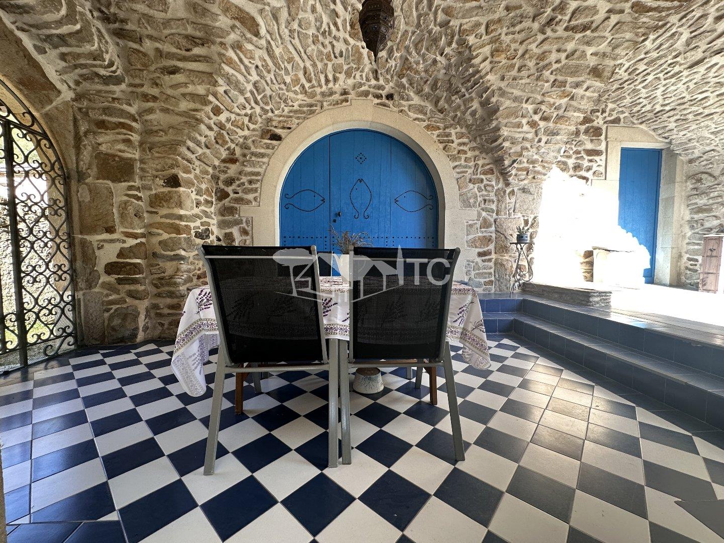 Character farmhouse with swimming pool and gîte 