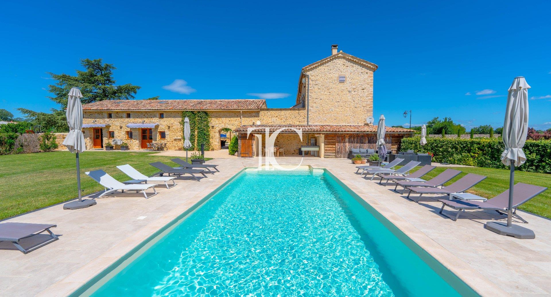 Property of the eighteenth century 520M² living space 4 cottages 2 guest rooms private part