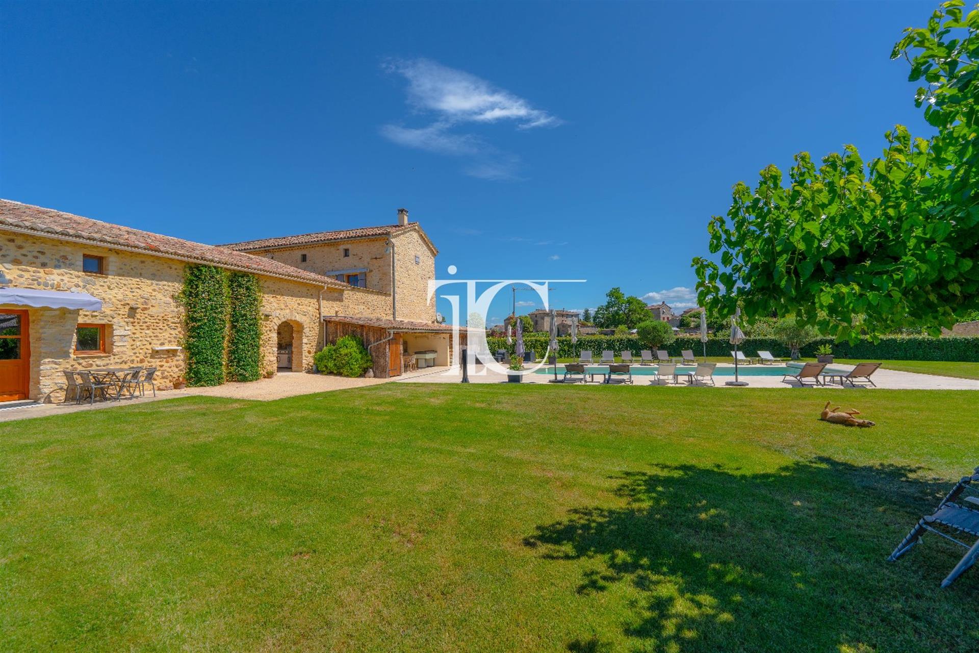 Property of the eighteenth century 520M² living space 4 cottages 2 guest rooms private part