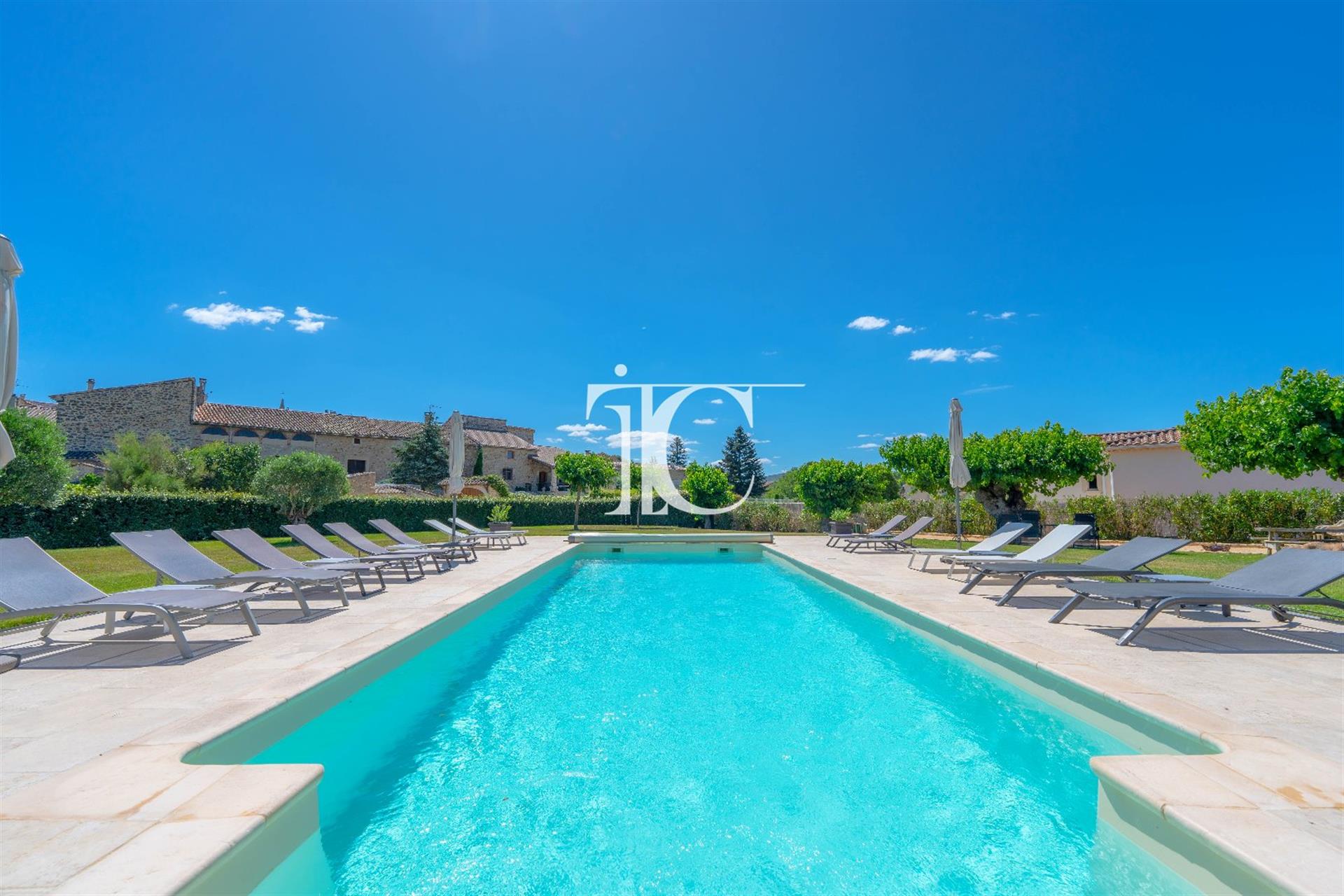 Property of the eighteenth century 520M² living space 4 cottages 2 guest rooms private part