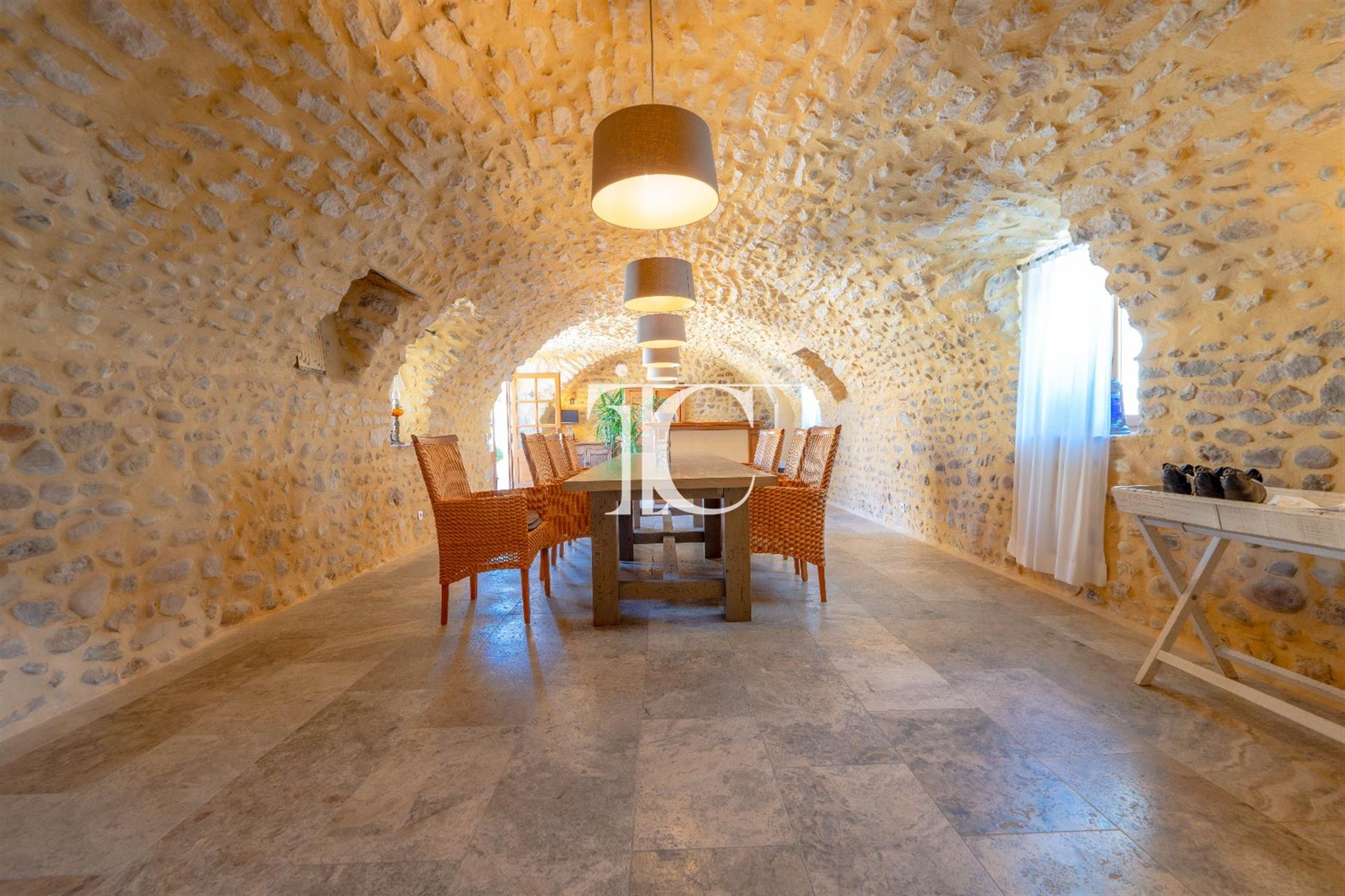Property of the eighteenth century 520M² living space 4 cottages 2 guest rooms private part