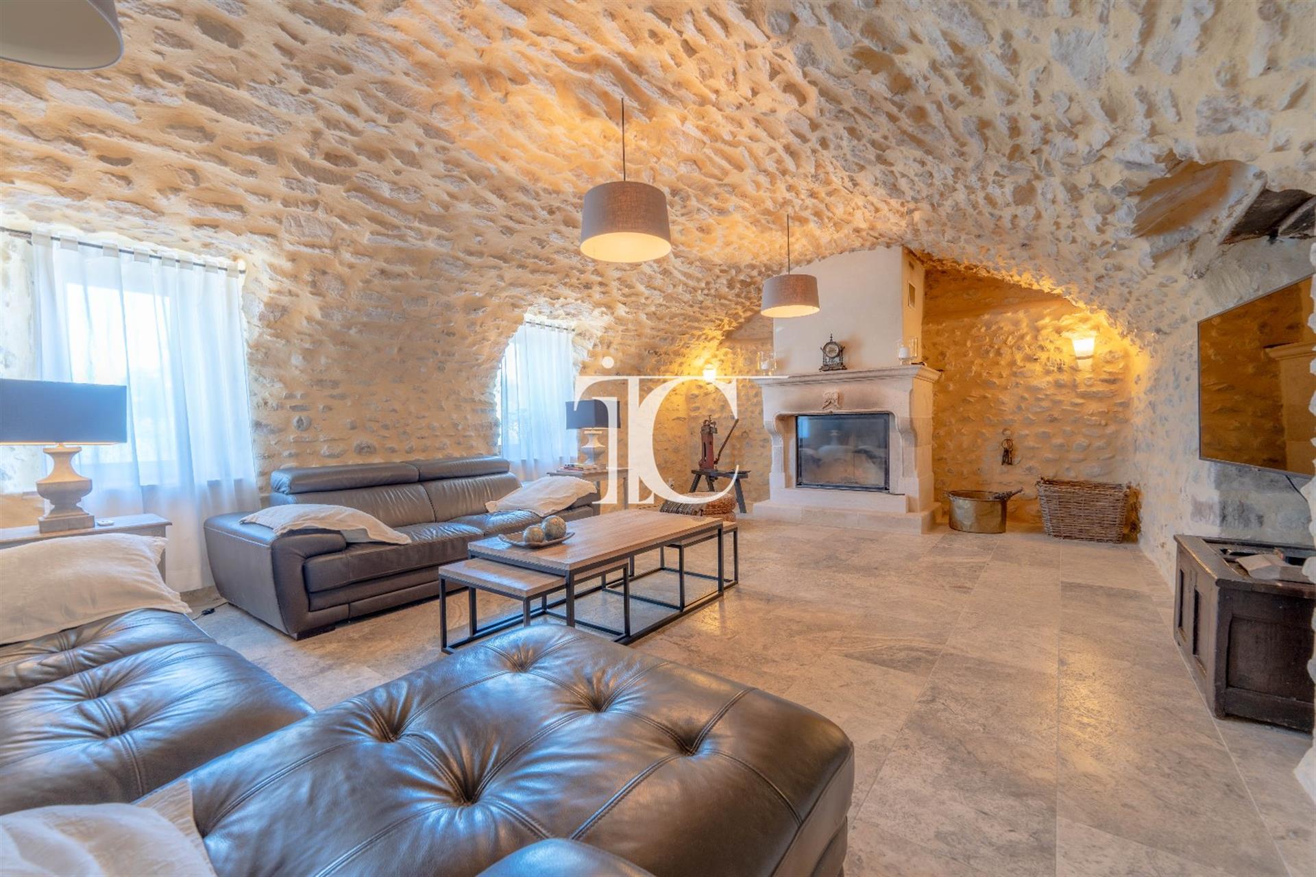 Property of the eighteenth century 520M² living space 4 cottages 2 guest rooms private part