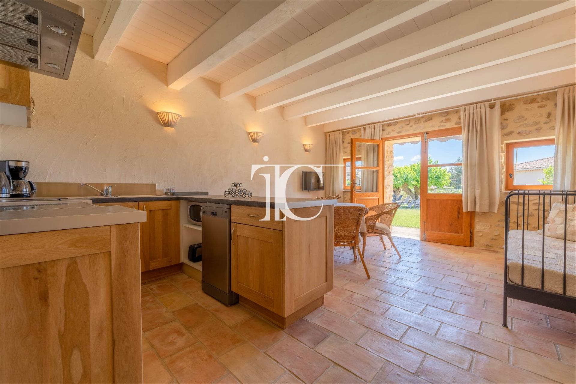 Property of the eighteenth century 520M² living space 4 cottages 2 guest rooms private part