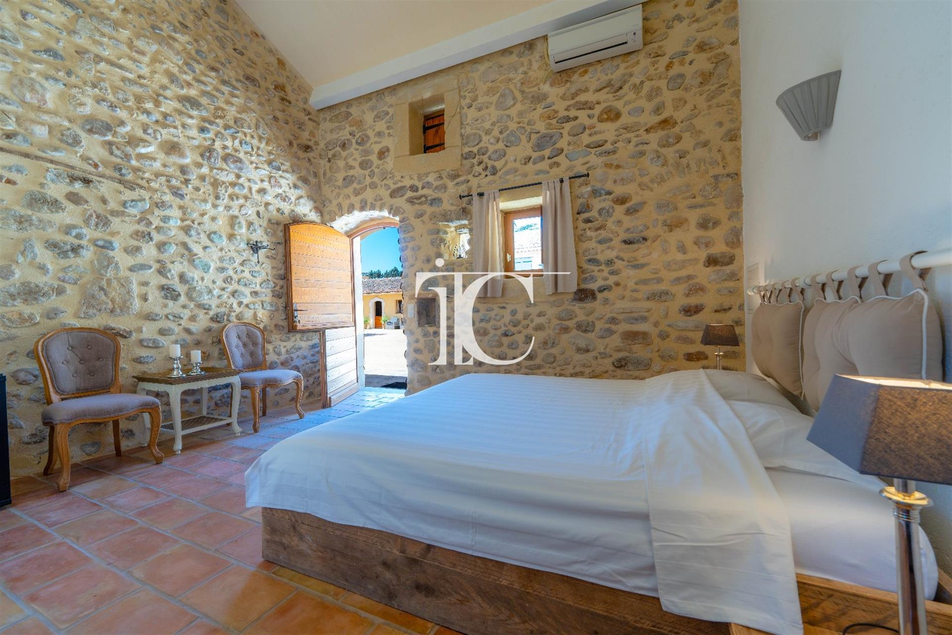 Property of the eighteenth century 520M² living space 4 cottages 2 guest rooms private part